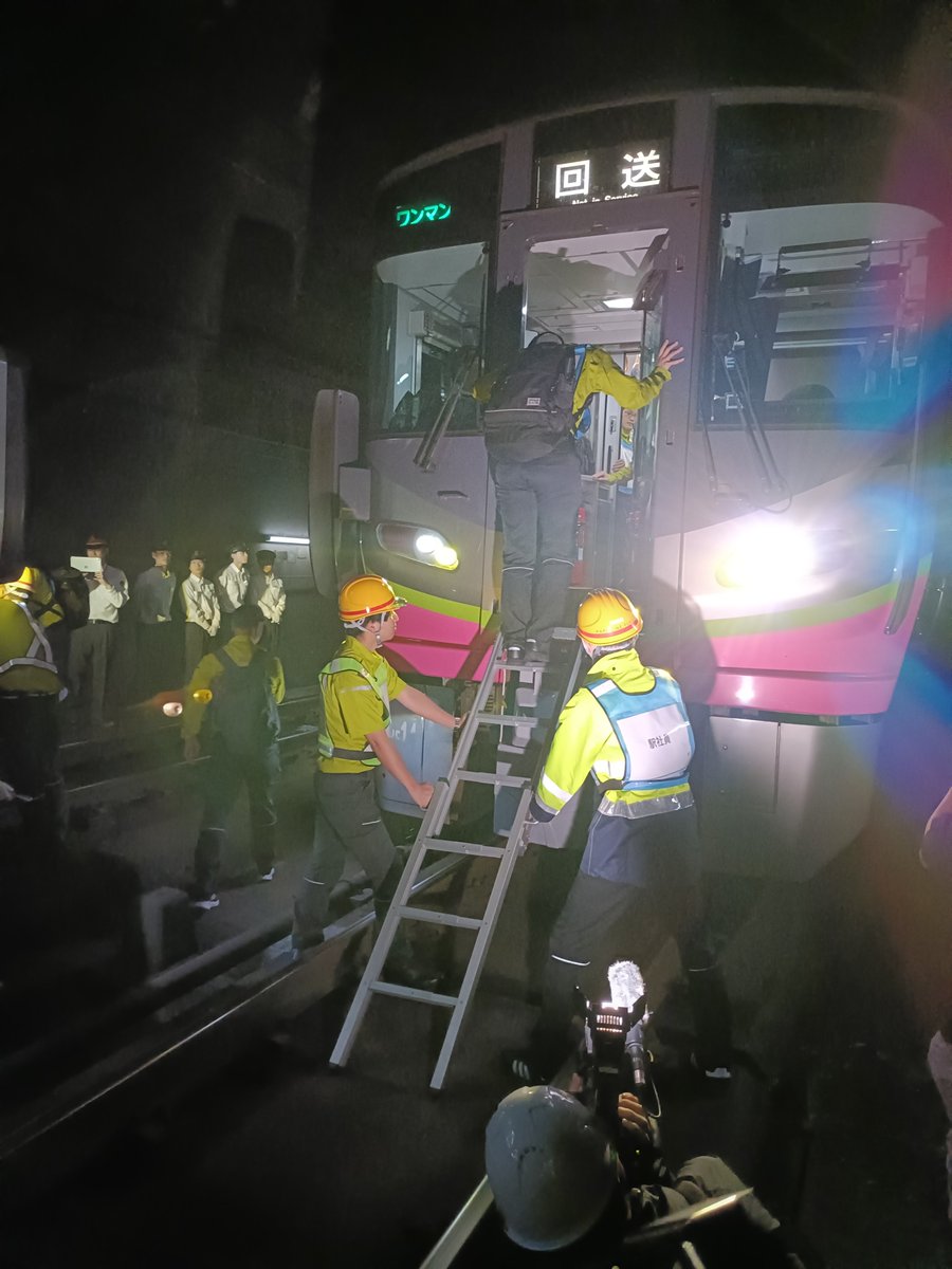 hapi_line_fukui's tweet photo. 6月16日早朝に、北陸トンネル内での列車故障等を想定した訓練を実施しました。
訓練では避難設備等の操作確認を行いながら、故障列車とは別の列車を救出に向かわせ、トンネル内でお客様に車両間を移動し、避難していただきました。
こうした訓練を通じて今後も安全安心な運行に努めていきます。 https://t.co/ue6Gf5485z