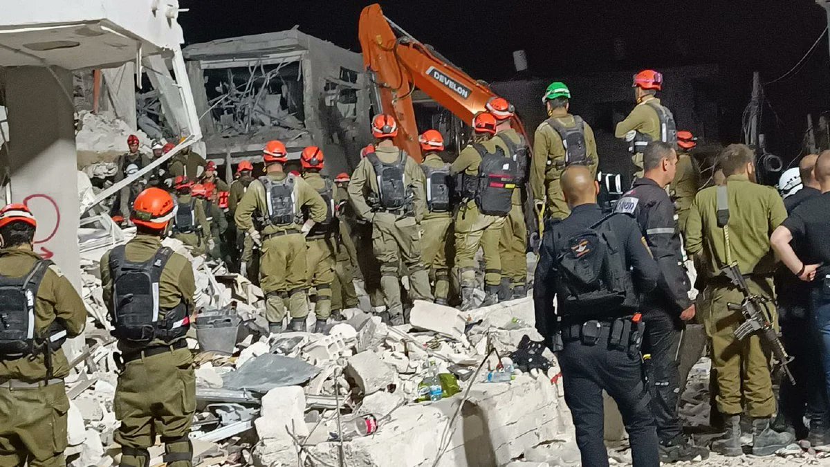🔴 İran’ın dün Tel Aviv’in Bat Yam kentine düzenlediği füze saldırısında yıkılan bir binanın enkazında iki ceset bulundu.