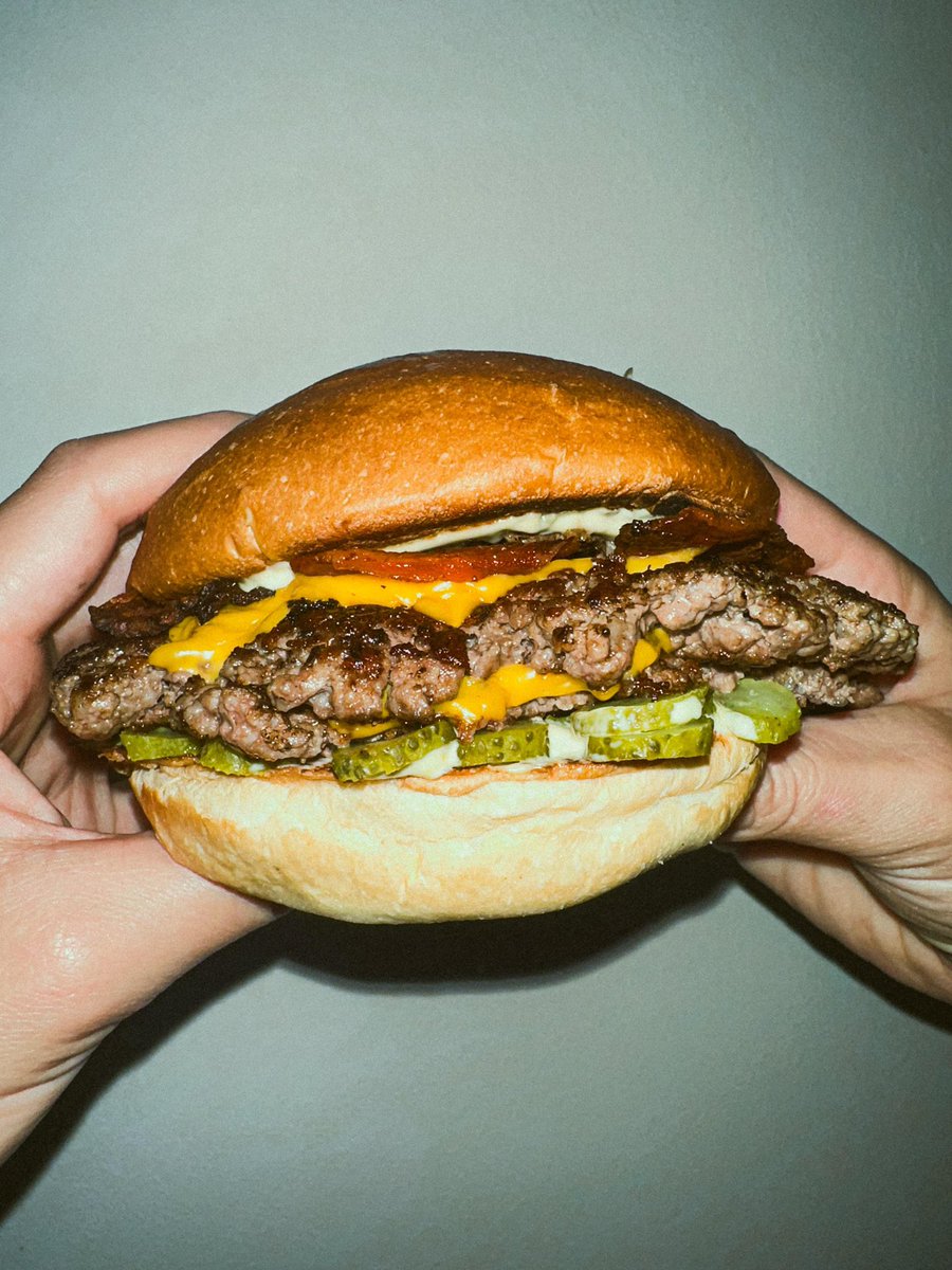 Paso a dejar por aca también fotos de mi hamburgueseria, se agradece RT 😉
 instagram.com/farah.burgers