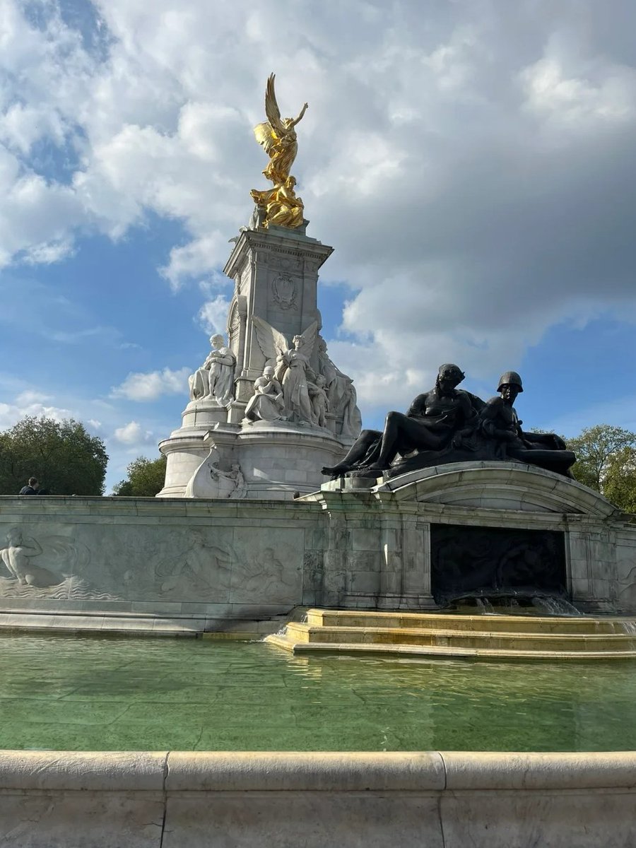 anna85358443's tweet photo. The majestic Victoria Memorial, a tribute to Queen Victoria in the heart of London. https://t.co/b4a4ObYpaY