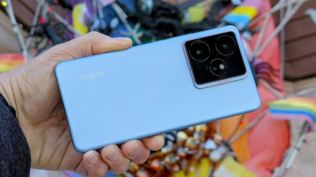 tnkgrl's tweet photo. How about a phone with a 7000 mAh battery that's 8.3mm thick? Listen to ep 431 of my #MobTechCast as @tkdsl8655 and I review @realmeglobal's #RealmeGT7, rivisit the #GalaxyS25Edge, recap #WWDC25, discuss #Android16, and fawn over @Huawei's  #Pura80Ultra :) https://t.co/1zMJEOvDeV https://t.co/vI5EyIe2Pj
