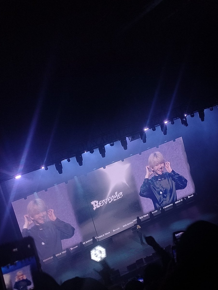 baekhyuu_n's tweet image. O SORRISO DELE DEPOIS DE CHAMAR AS ERIS BRASILEIRAS DE ASSANHADAS KKKKKKK

#ReverieSãoPaulo