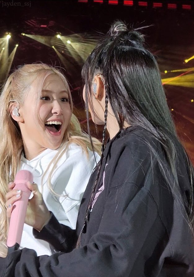 valrosiess's tweet photo. tour chaelisa you are so missed by me https://t.co/8S73MXMBRt