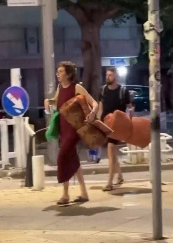 كم يستطع المستوطنون النوم في الملاجئ! التي قد تغدو قريبا بلا كهرباء
نتنياهو يكذب حين يعدهم بإسكات الصواريخ الإيرانية، ففي عام 1990 احتاجت أمريكا والأطلسي إلى 39 يوم لاصطياد منصات سكود العراقية في جغرافيا مكشوفة تماما
إيران أوسع 3 أضعاف، بتضاريس ومدن صاروخية تحت الأرض

ورطة أبواسد