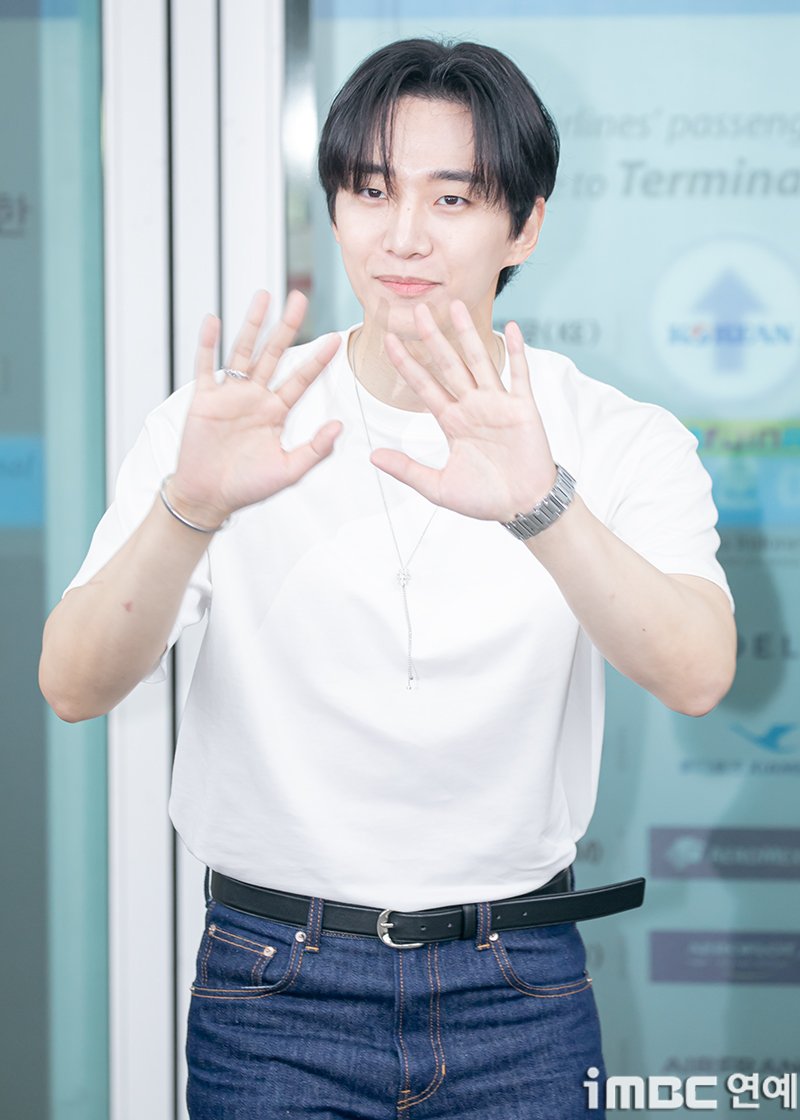 [포토] 이준호, 눈웃음 만점 
#이준호 #LEEJUNHO #イ·ジュノ
#준호 #JUNHO #ジュノ #공항패션
#출국 #ICN_250616 [iMBC연예]

이준호는 화이트 반팔 티에 편안한 청바지, 미니멀 액세서리와 구두로 깔끔한 공항패션을 뽐냈다. 

안개가 가득한 날씨에도 불구, 이준호는 수많은 국내외 팬들과