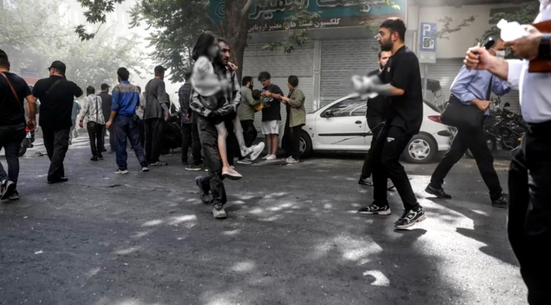 gmanews's tweet photo. Warning: Graphic images

Iranians ran to help the injured from an Israeli strike in Tehran on Sunday (June 15) stills taken immediately after one of the attacks show.

The death toll of Israel's attacks on Iran since Friday has climbed to 224, of which 90% are civilians, Iran's state media said on Sunday.

Israel and Iran launched fresh attacks against each other on Sunday, killing and wounding civilians and raising concerns of a broader regional conflict, with both militaries urging civilians on the opposing side to take precautions against further strikes.

📷: Reuters

Read more: https://t.co/mL2OhtwZKz