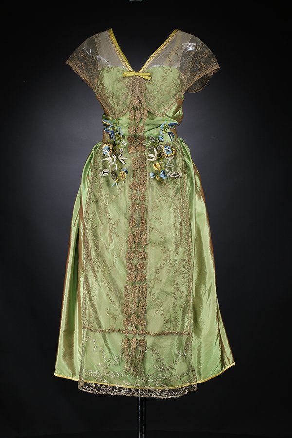bowjtl's tweet photo. Also another of my favorite dresses and I saw it in person! 💚 https://t.co/UFzs3JcLrE