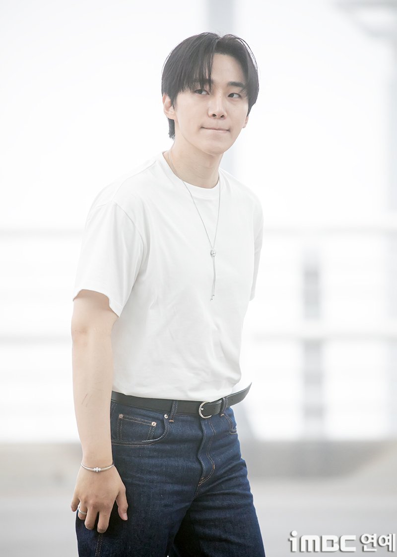 [포토] 이준호, 입꾹꾹 인사 
#이준호 #LEEJUNHO #イ·ジュノ #준호 #JUNHO
#ジュノ #공항패션 #출국 #ICN_250616 [iMBC연예]

이준호는 화이트 반팔 티에 편안한 청바지, 미니멀 액세서리와 구두로 깔끔한 공항패션을 뽐냈다.

안개가 가득한 날씨에도 불구, 이준호는 수많은 국내외 팬들과 취재진에게