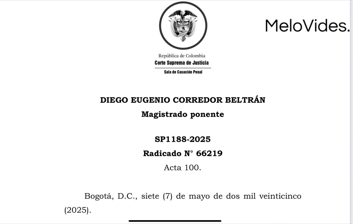DoctorBatalla's tweet photo. Sentencia SP1188-2025 (Rad. 66219) | Magistrado ponente: Diego Eugenio Corredor Beltrán
 
“La imparcialidad es una utopía, pero es una utopía necesaria.”
 
Así podría resumirse la tensión que atraviesa esta decisión de la Corte Suprema de Justicia, que aborda uno de los casos más sensibles de criminalidad estatal sistemática: la tortura psicológica contra la periodista Claudia Julieta Duque por parte del Departamento Administrativo de Seguridad – DAS.
 
Desde la página 41 de la sentencia, la Corte reivindica con fuerza el valor normativo de la imparcialidad, recordando que:
 
“La labor del juez ha de surgir imparcial, en tanto, su función en el propósito de determinar la existencia del delito y la participación en el mismo del acusado o acusados, necesariamente parte del irrestricto respeto de garantías procesales universales, en concordancia con el examen objetivo de lo que condensan los medios de prueba aportados.” .
 
Y aunque esta afirmación condensa la postura garantista formal, lo cierto es que no interroga cómo esa “imparcialidad” puede verse estructuralmente contaminada por sesgos cognitivos cuando los hechos juzgados tocan fibras históricas profundas, como la represión sistemática ejercida desde el aparato estatal.
 
1. Una historia real que nubla la neutralidad: la fuerza heurística del contexto
 
El Tribunal Superior de Bogotá, en la sentencia de segunda instancia que fue revocada por la Corte, partió de una premisa empíricamente innegable: la periodista fue torturada mediante un sistema de hostigamientos, amenazas, persecuciones e intimidaciones psicológicas articuladas desde el DAS. Esto no estaba en discusión. La prueba es robusta.
 
El problema epistemológico aparece cuando esa verdad histórica, probada y dolorosa, se convierte en el lente que estructura la valoración de la prueba individual: el tribunal, influenciado por ese contexto, recurre a indicios débiles, documentos sin autor identificado, inferencias desde el organigrama del CAJAR, y testimonios indirectos, para reconstruir la responsabilidad del procesado por el solo hecho de haber pertenecido a la institución.
 
Este fenómeno, desde la psicología cognitiva, corresponde a un sesgo de confirmación contextual (context bias): la existencia de un marco narrativo altamente convincente (como la política de persecución del DAS) genera una inercia epistémica que lleva al juzgador a buscar, privilegiar e interpretar selectivamente los datos disponibles que encajan con la narrativa general, desplazando la exigencia de prueba específica. @MeloVides @andresmsoto @lineym2006 @julcostaduran10 @williambb93 @WilliamLond_R  @pierodigennaro @Punto_juridico