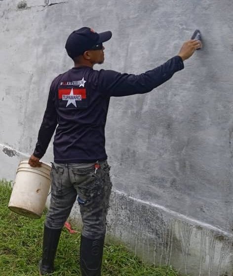 Mrt_Pedraza2's tweet photo. La Militancia del MRT Pedraza junto con el responsable de formación del @BloqueLlanero, @FrankMRT3, realizó un mural con un mensaje que nos recuerda que la verdadera revolución no solo se lucha en las calles, sino también en nuestros corazones y mentes.
#tupamaroejemplodelucha https://t.co/31QReeu8is