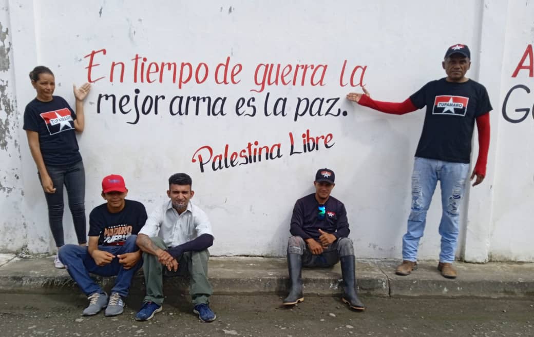 La Militancia del MRT Pedraza junto con el responsable de formación del <a href="/BloqueLlanero/">BloqueLlaneroMrt</a>, <a href="/FrankMRT3/">FrankMRTBarinas</a>, realizó un mural con un mensaje que nos recuerda que la verdadera revolución no solo se lucha en las calles, sino también en nuestros corazones y mentes.
#tupamaroejemplodelucha