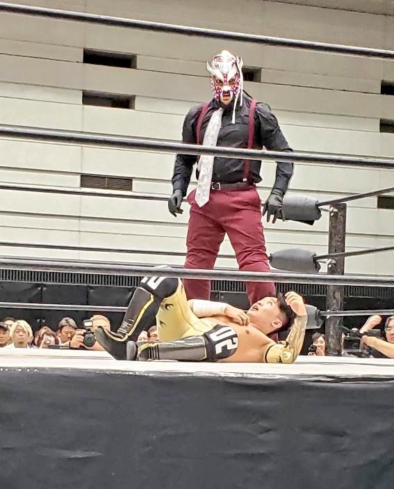 En México se habla de lo diferente que es el público Japones, siendo no tan expresivos en sus emociones como en mi tierra natal <a href="/luchalibreaaa/">Lucha Libre AAA Worldwide</a>

Ayer me enamore al escuchar a todos en la Arena Osaka cantando #Okane #Okane #Okane 

Okane - Dinero💸

Nos vemos pronto <a href="/GLEAT0701/">GLEAT(グレイト)公式｜リデットエンターテインメント</a>