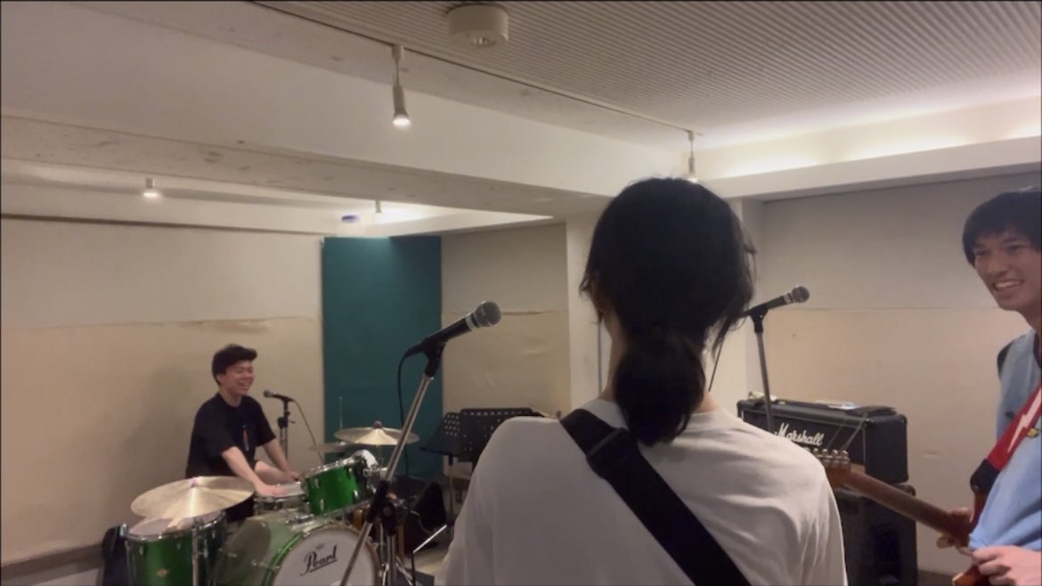 REC記録②

この日はレコーディング、そして6/18のライブに向けてスタジオに入りました。スタジオの空調が壊れ、灼熱の中での練習でした🔥🔥🔥

新曲達がかなりかっこよくなってきました。
ありそうでないヒーローズらしい質感がどんどん出てきてる気がします。

ライブのセトリも攻めました！6/18ぜひ