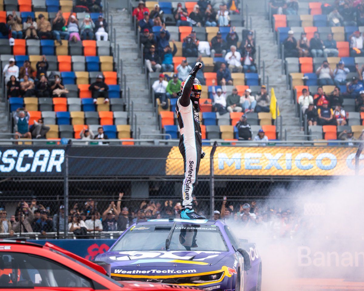 NASCARMexico_'s tweet photo. 🔥 @shanevg97 dominó el NASCAR Mexico City Weekend, llevándose la pole y la carrera principal del fin de semana. 👏🏻 🛞

El piloto originario de Nueva Zelanda consiguió la segunda victoria de su carrera y aseguró su pase a playoffs. 💪🏻

#NASCARMexico #NASCARMexicoCity https://t.co/3RmGzbyXp6
