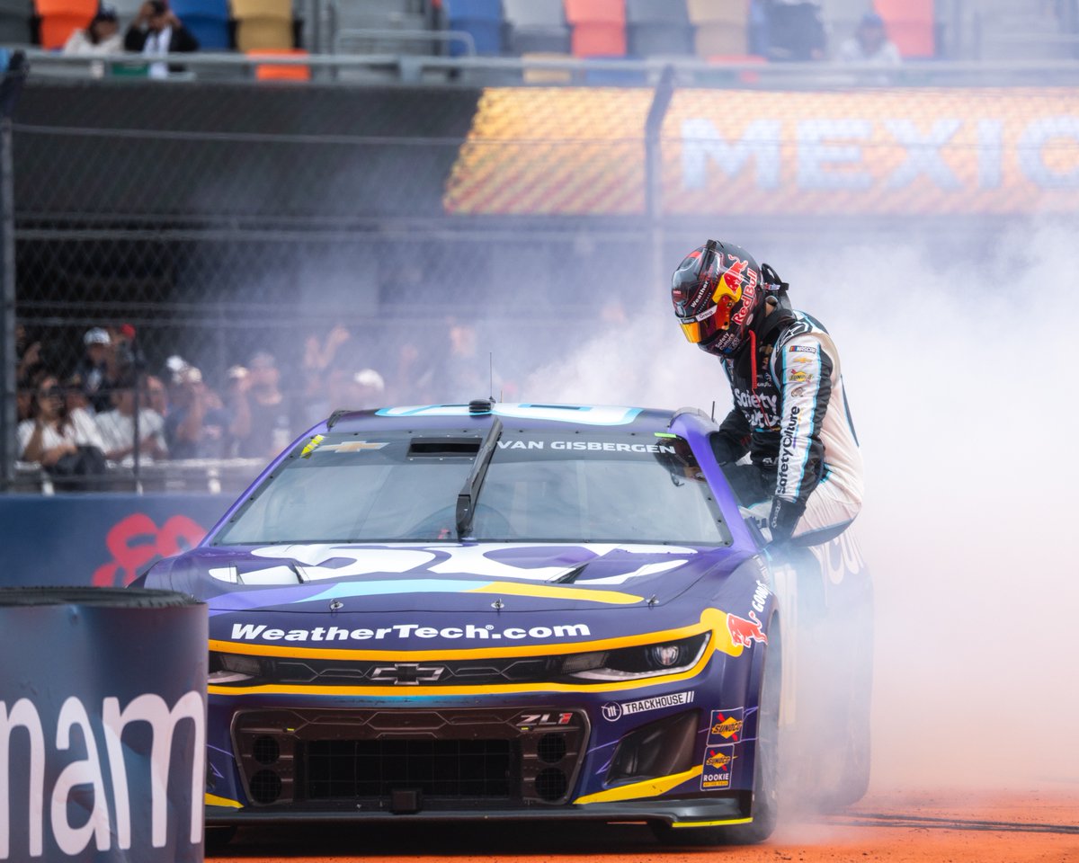 NASCARMexico_'s tweet photo. 🔥 @shanevg97 dominó el NASCAR Mexico City Weekend, llevándose la pole y la carrera principal del fin de semana. 👏🏻 🛞

El piloto originario de Nueva Zelanda consiguió la segunda victoria de su carrera y aseguró su pase a playoffs. 💪🏻

#NASCARMexico #NASCARMexicoCity https://t.co/3RmGzbyXp6