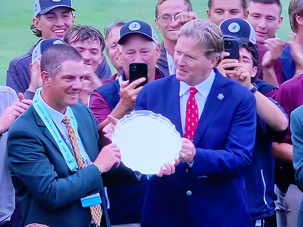 LinksNation's tweet image. Mike McCormick @GCSAA Oakmont accepts the EJ Marshall Platter from Kevin Hammer. Bravo to the Agronomy Team this week! #Turfheads