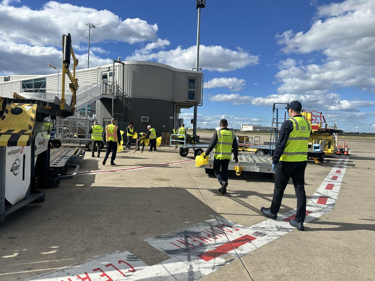 BaldeviaEilis's tweet image. ‘Take 5 for Safety’ briefing and airside FOD walk with our @BrisbaneAirport teams, ensuring #TeamBNE have a clean and safe operating area! #nosmallrolesinsafety #beingunited #goodleadstheway