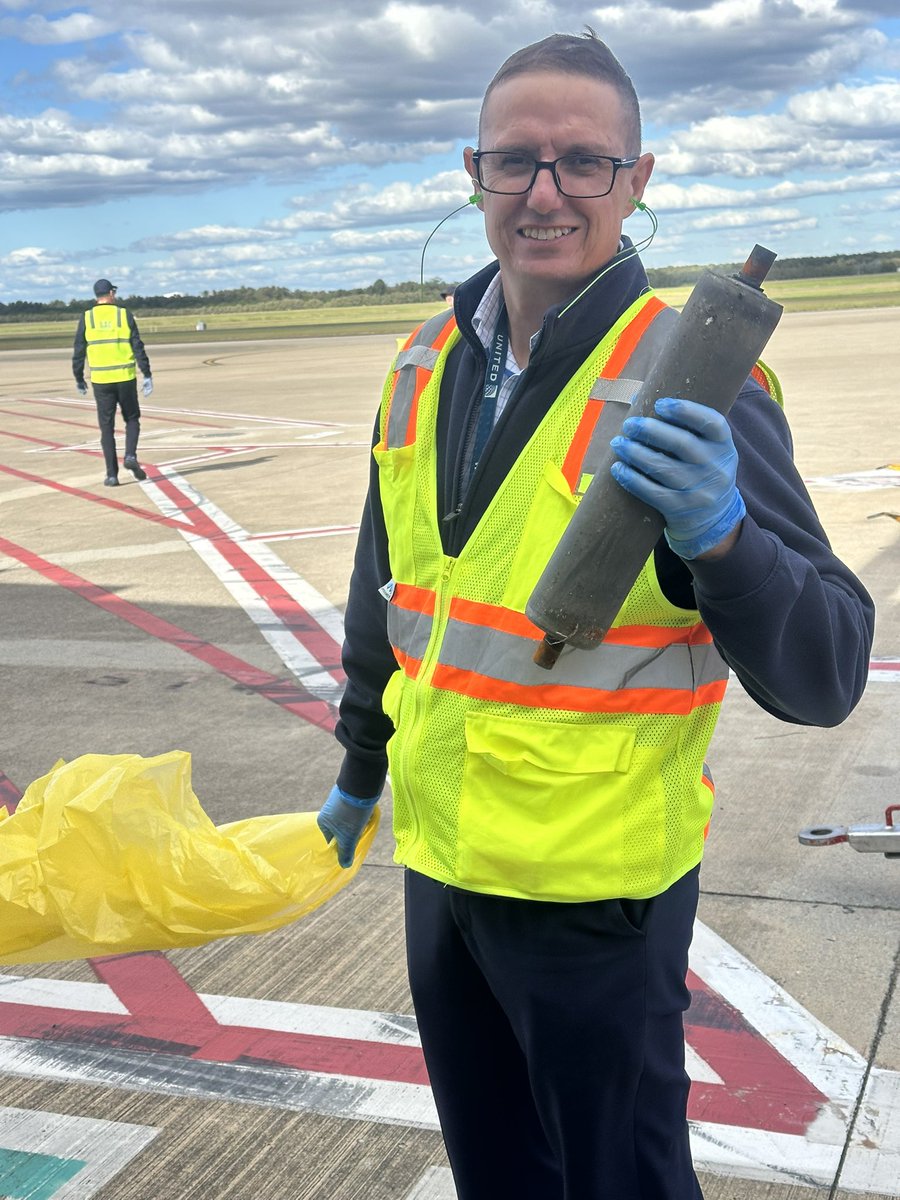 BaldeviaEilis's tweet image. ‘Take 5 for Safety’ briefing and airside FOD walk with our @BrisbaneAirport teams, ensuring #TeamBNE have a clean and safe operating area! #nosmallrolesinsafety #beingunited #goodleadstheway