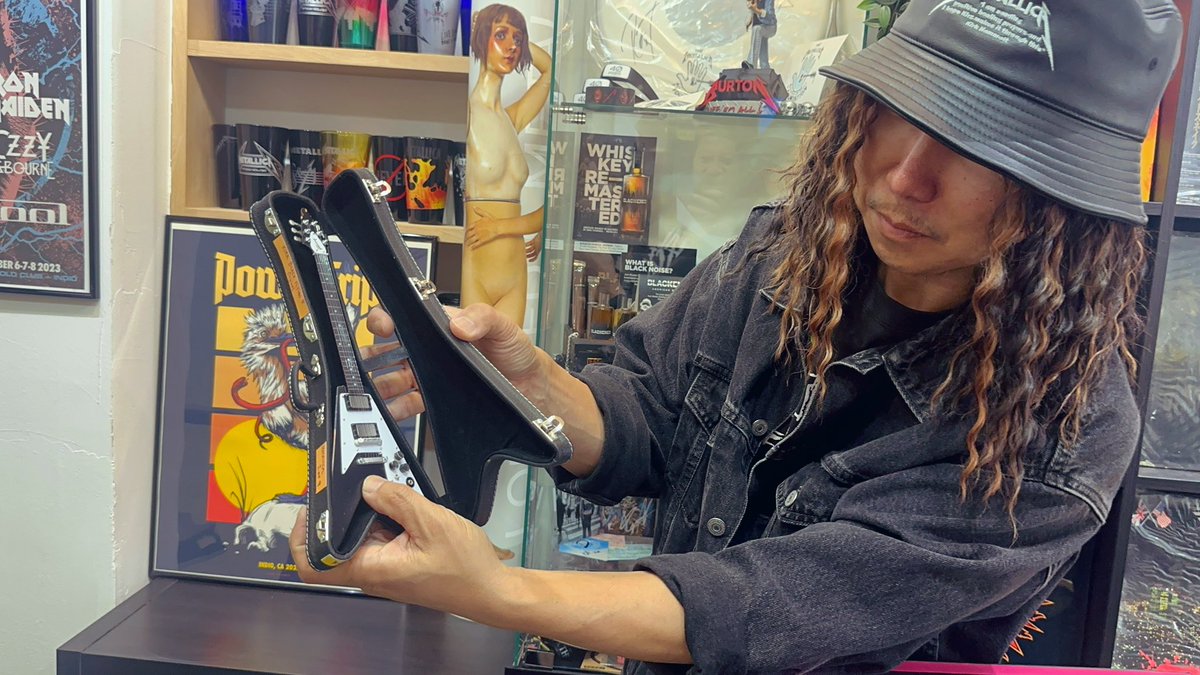 先週、METAL JUSTICE TOKYOのShinjiさんが病院まで（片道2時間半！）送迎してくれまして、、🥹

新店舗METAL MASTER BREWING内覧出来ました！🍺

そして、、、！！！
Kirk兄貴のギターブックのSuper Limited Editionを開封させて頂きました！
めっちゃ興奮した！
免疫爆上がりした気がする！！😂🔥