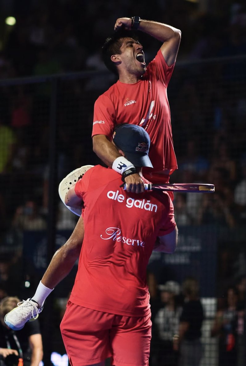 yosoytupadelofi's tweet photo. FINAL MASCULINA MAJOR 🇮🇹🏆

Como dijo aquel regente norteño en la coronación de Jon Nieve: "Un hombre debe reconocer cuando se equivoca, y pedir perdón".

La verdad, esta noche me da un poco igual si Chingo es capaz de ser N1, porque en la final de Roma, sin duda fue el N1.

Hacía muchos meses que no le veía en esta versión tan... dominante, segura, conectada.

Yo puedo tener mis gustos personales, es cierto, pero por encima de todo amo el pádel, y hoy Fede me levantó del sofá en varias ocasiones. 

Vivo por esto, por ver golpes y puntos que me emocionen.

Globos al último milímetro de pista (supera tú a un bicho de 1,90 sin que te la coja), espadeos finos y tácticamente perfectos, chiquitas donde no había hueco, recuperaciones de fantasía... ¡hasta remates!

Al final, cuando un jugador da el 200% de sí mismo, y juega un pádel total contra los mejores del mundo, sin dudar ni achicarse, en modo Gigante, uno solo puede aplaudir y darle las gracias. 

Por otro lado, lo de Galán finalizando... capítulo aparte, menudo animal de bellota 🤯

Son un equipo sólido y se nota. Ayer supieron sufrir para forzar un 3er set. Y hoy hicieron lo mismo para evitar que llegase ese mismo set. Todo para ganar, disipando el ruido, concentrados en lo suyo.

¿Llegar al N1? Difícil misión, además hoy solo defendían puntos.

Pero poco importa en este día. Hoy se trataba de renacer, de callar bocas, incluyendo la de este servidor, y de gritarle al mundo entero, que creyendo y trabajando, lo que parecía imposible, volvió a ser posible.

Fede y Ale, emperadores de Roma 👑🐭👽

¡Ave, Chingalan! ✋