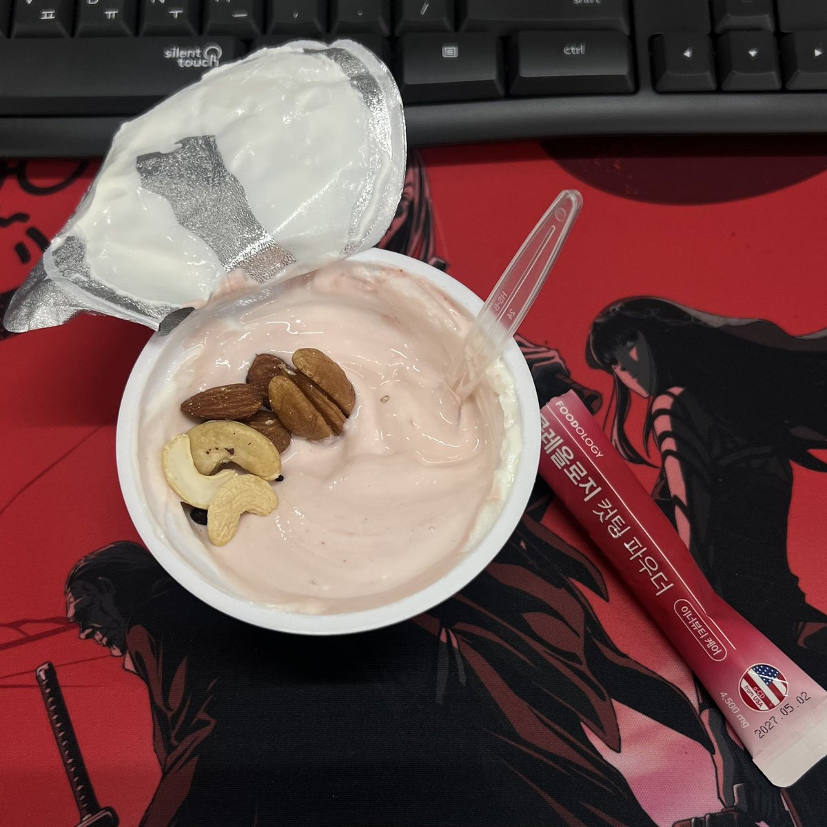 Foodologyintern's tweet photo. 🐙 : インターンBは今ダイエット中です🥹
脂肪1gが9kcalってこと、皆さん知ってましたか？(´°̥̥̥̥̥̥̥̥ω°̥̥̥̥̥̥̥̥｀)

脂肪5gも入ってるヨーグルト、カロリーはしっかりカットしたい！
そのため、とあるものをふりかけてみました(=^x^=)
最近私の愛用アイテム！ふふふ
今日も頑張りましょう(≧∀≦) https://t.co/XOfZJQkckB