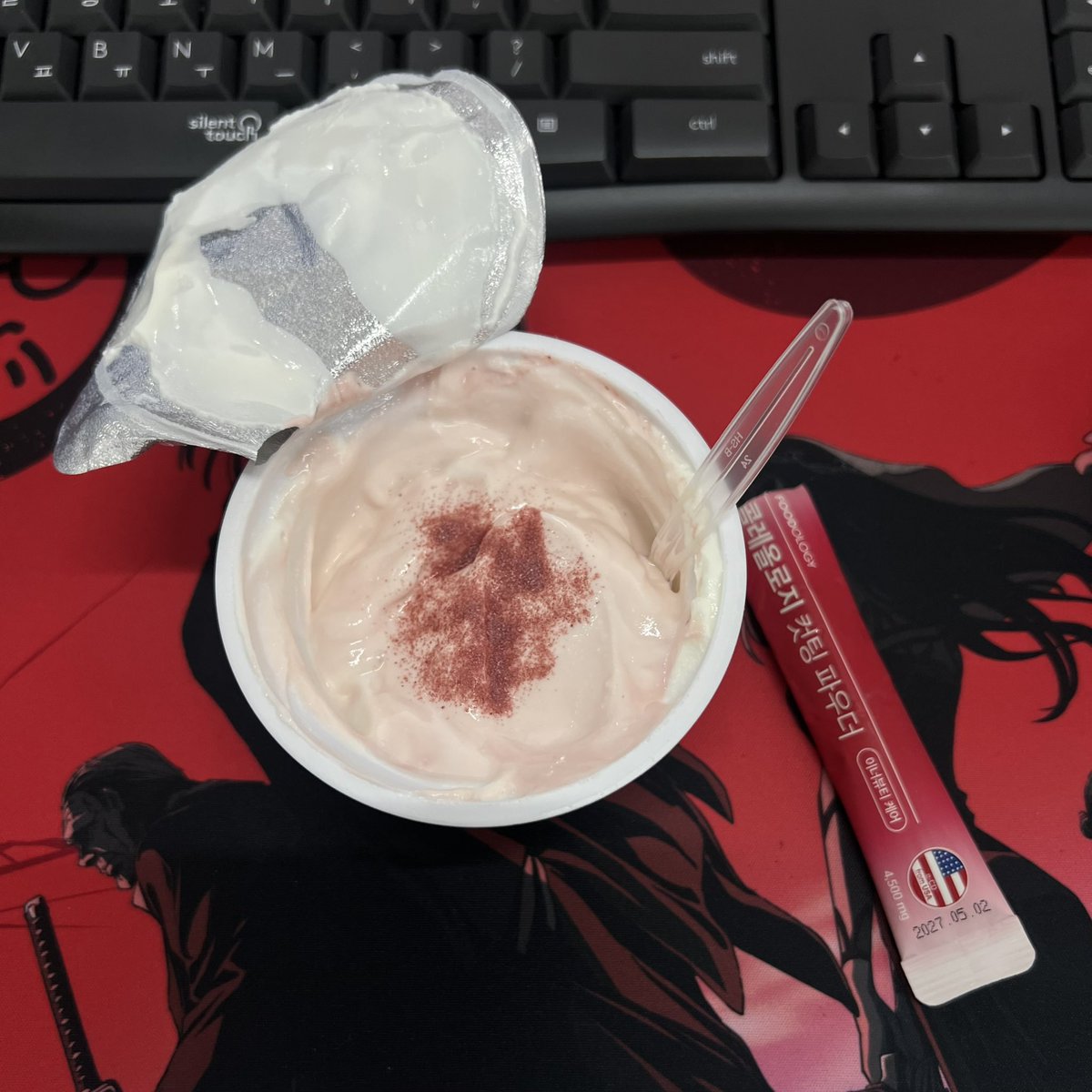 Foodologyintern's tweet photo. 🐙 : インターンBは今ダイエット中です🥹
脂肪1gが9kcalってこと、皆さん知ってましたか？(´°̥̥̥̥̥̥̥̥ω°̥̥̥̥̥̥̥̥｀)

脂肪5gも入ってるヨーグルト、カロリーはしっかりカットしたい！
そのため、とあるものをふりかけてみました(=^x^=)
最近私の愛用アイテム！ふふふ
今日も頑張りましょう(≧∀≦) https://t.co/XOfZJQkckB