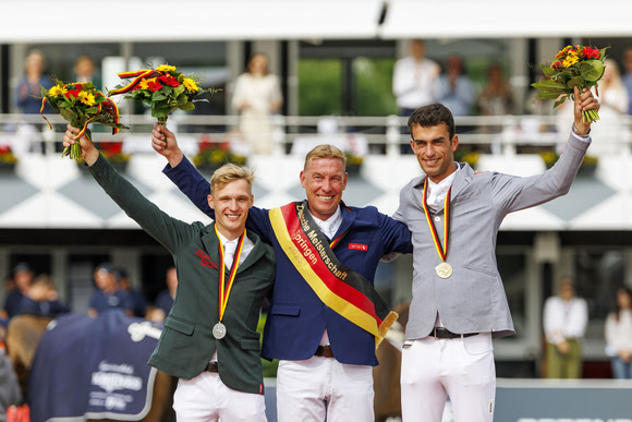 HorsewebDe's tweet photo. Die letzten Medaillen der DM beim Balve Optimum sind verteilt - Mario Stevens und Sönke Rothenberger neue Titelträger und gute Bilanz für Rosalie von Landsberg-Velen. https://t.co/pXDWmQl7K8
#DM #springreiten #dressurreiten #Balve https://t.co/thbsMW5YQt