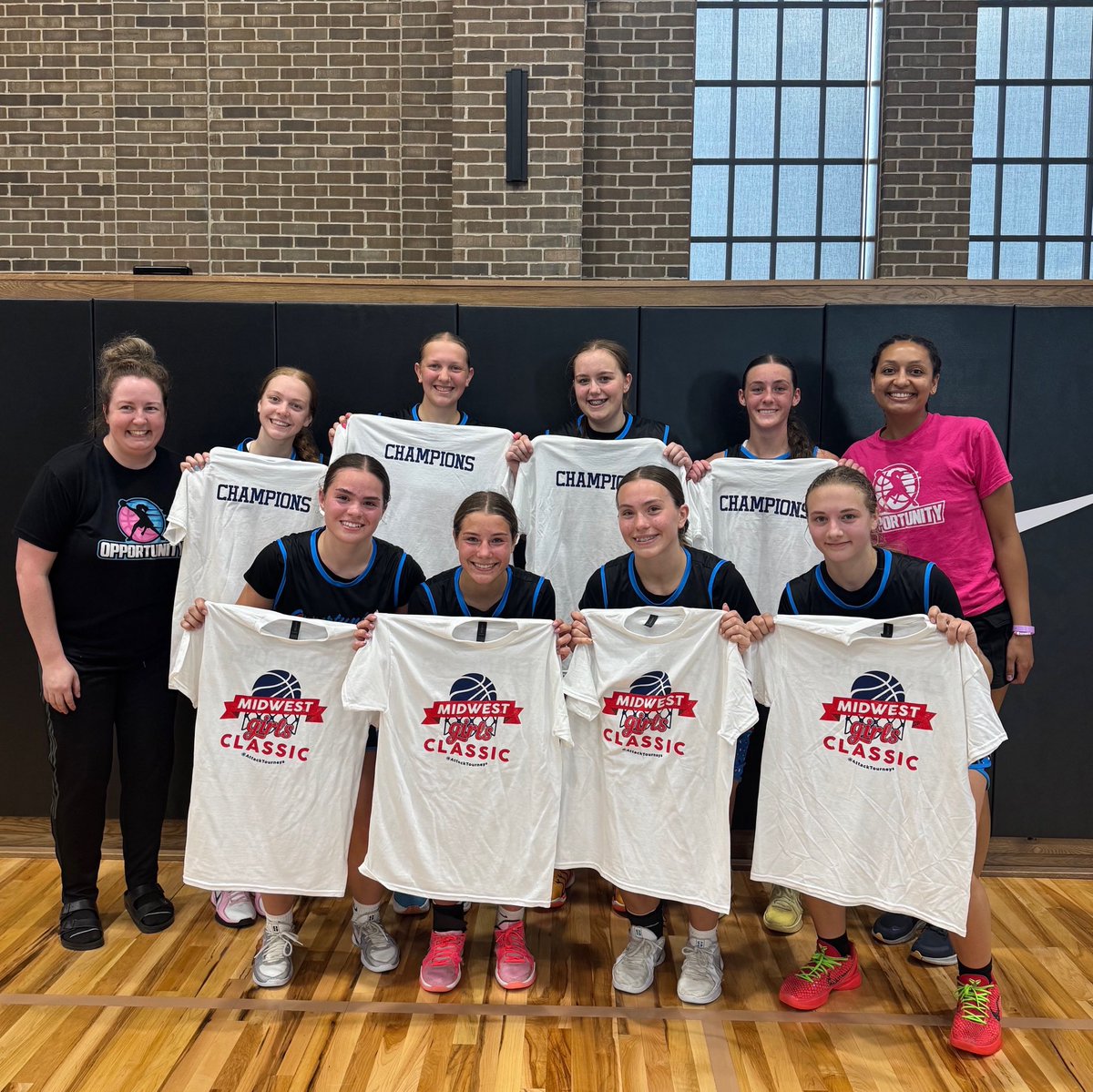 Our Opportunity 10 North Team went 4-0, playing up in the 11th grade division in the Midwest Girls Classic Tournament in Iowa. This squad is full of many college scholarship level talent players, awesome coaches and supportive families. We hope you had a wonderful bonding weekend
