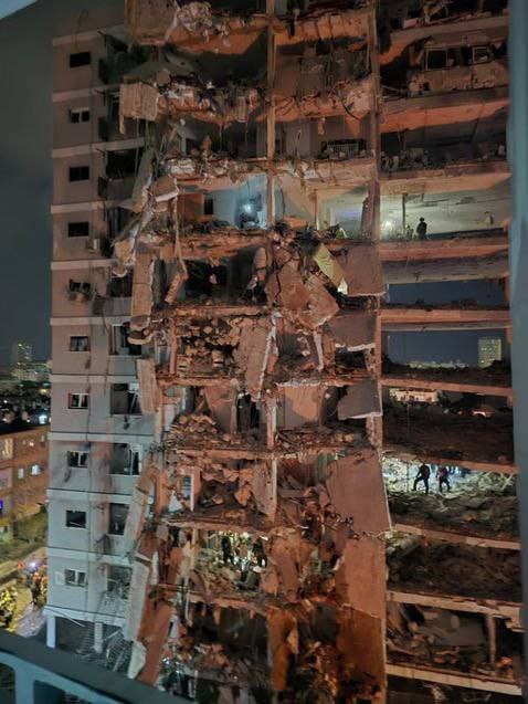 pmajanss's tweet photo. Bat Yam'da bir apartmanda arama kurtarma çalışmaları sürüyor.📸 https://t.co/aQvY2Jsoog