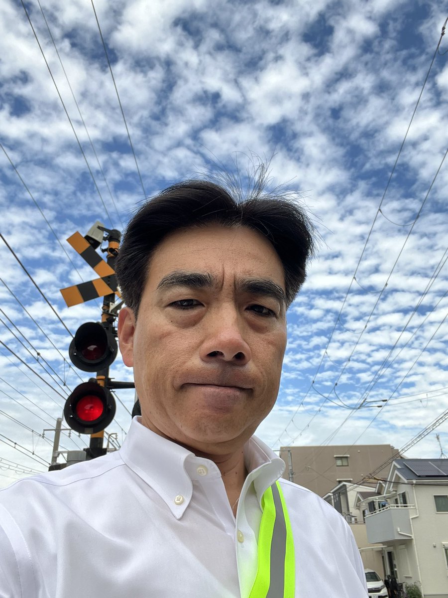 toshiro141's tweet image. 今朝は旗当番の日。この旗当番、昨今は様々な環境が大きく変化しており、その維持が年々難しくなっています。一保護者として、また市長として、とても悩ましいのが正直なところです。市民の衆知を集めて、なんとかいい方向に導ければと思います。
眉間にシワが寄ってますが、空はきれいです!