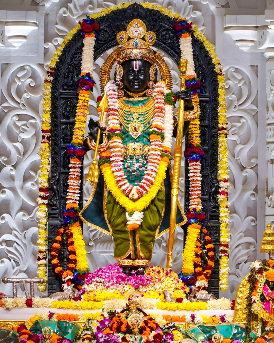 रघुपति राघव राजाराम
पतित पावन सीताराम ॥

सुंदर विग्रह मेघश्याम
गंगा तुलसी शालग्राम ॥

बोलो जय जय श्री राम 🙏🚩🚩