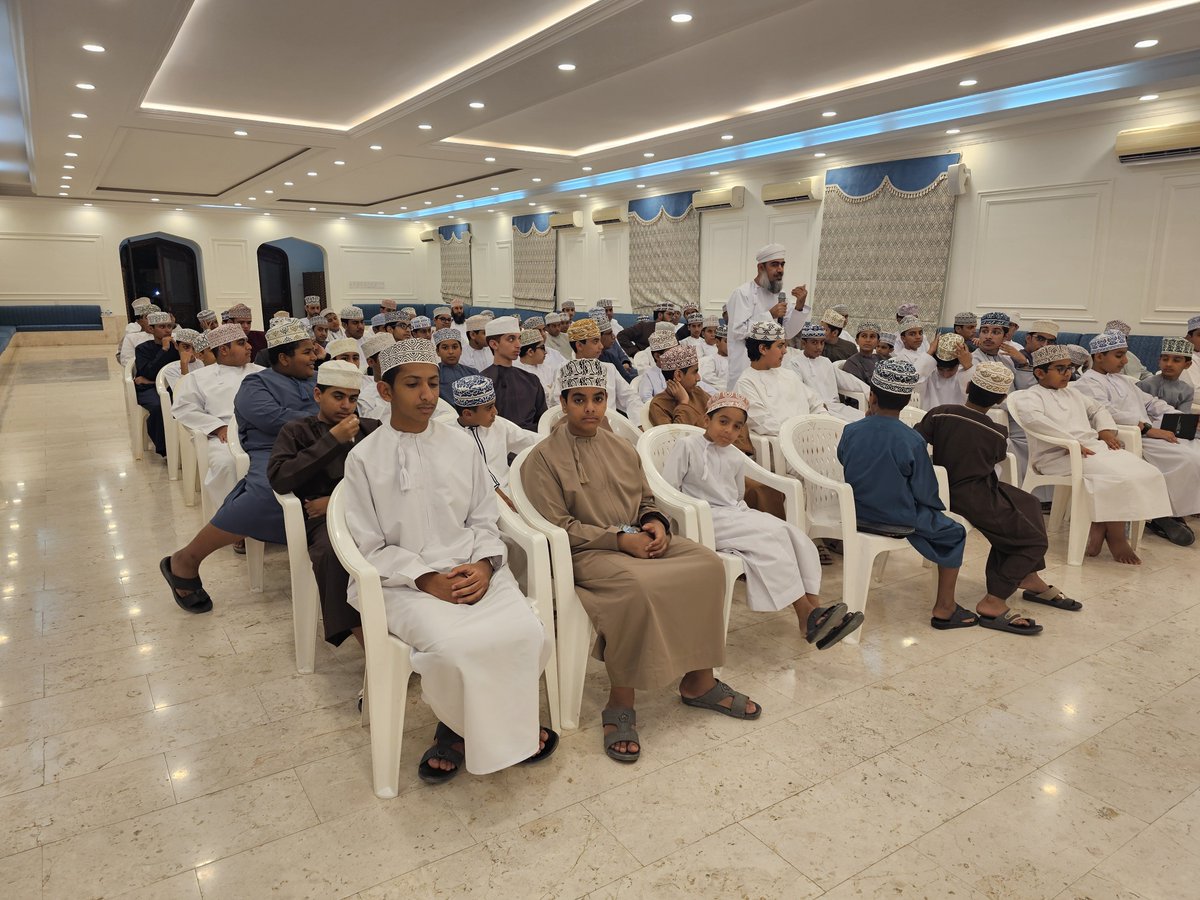 أقيمت بحي المعرفة دورة بعنوان ٧ سمات لتنمية الذكاء الفكري للشباب يقدمها الشيخ سلطان بن سعيد الهنائي ، وتستمر يومين .