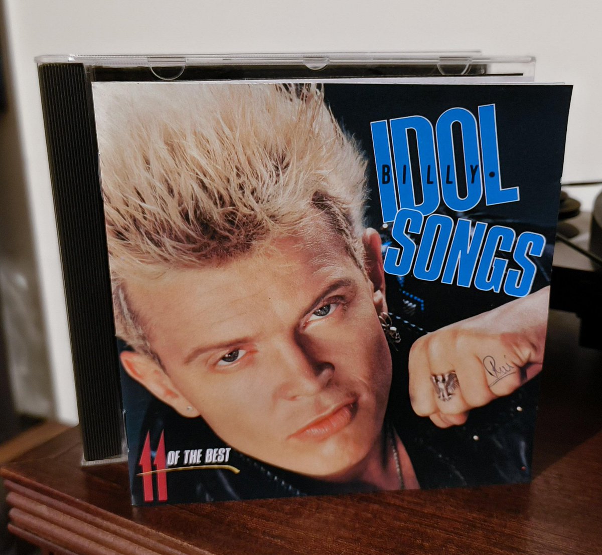 ROOOOOCK and one of the best at it 🍻

🇬🇧 BILLY IDOL: "Idol Songs: 11 of the Best" (1988)

🎧 youtu.be/VdphvuyaV_I?si…

#BillyIdol #NowPlaying #Rock #PopRock #HardRock #CD #Playlist #compilation