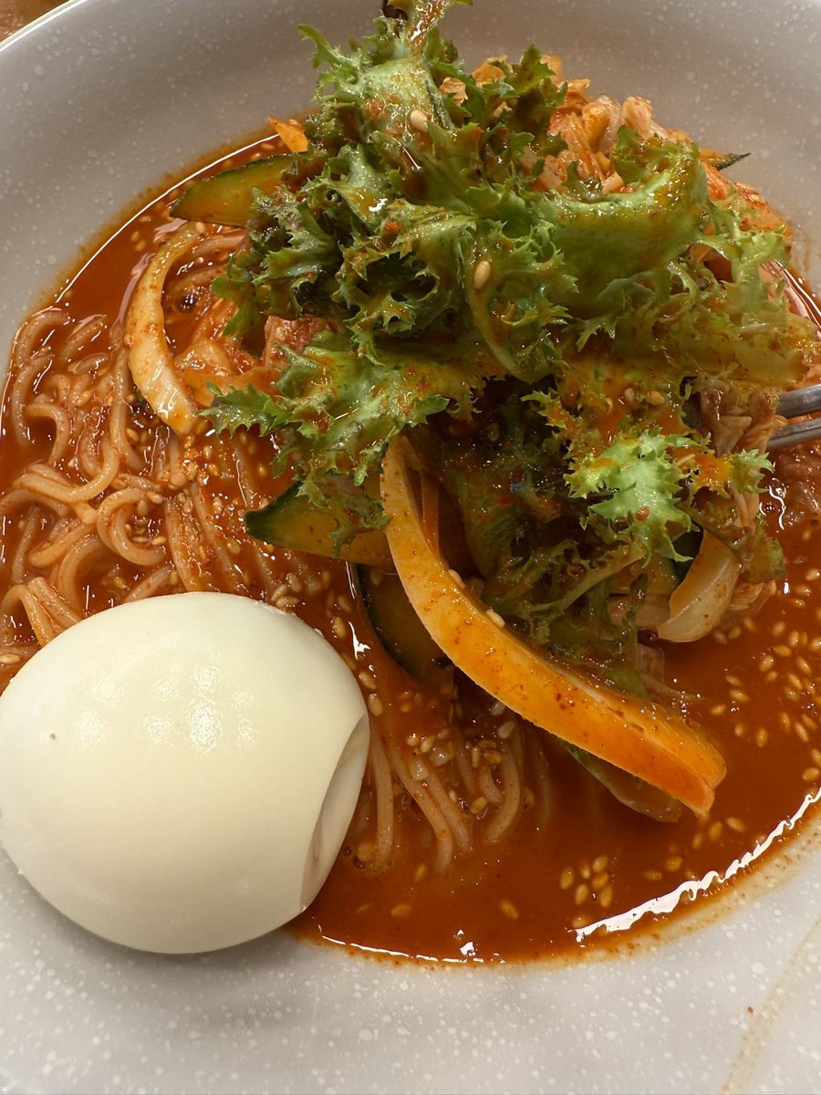 인덕원 비빔국수 화성동탄점
(경기 화성시 효행로 1336)

점수: 8/10

체인점. 면의 식감이 좋고 야채육수가득한 비빔소스가 새콤하니 좋음. 많이 맵지 않음. 선결제 후 자리안내받아서 들어가는 시스템. 계란 1개 500원. 종종 갈 듯😊