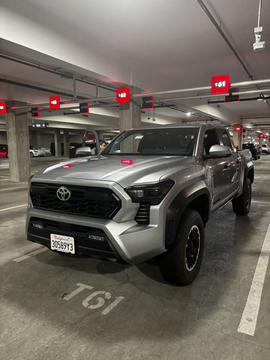 レンタカーは去年メジャーモデルイヤーチェンジしたばかりのタコマ。追突されたタコマの後継として買う予定だったのでちょうど良かった