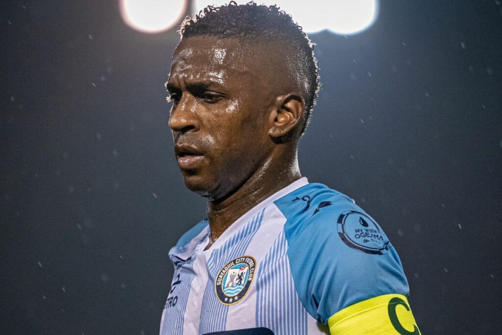 Libertador_Ec's tweet photo. Un juez le otorgó medidas sustitutivas al jugador Miller Bolaños por que considera que disparar al aire y llevar un arma de fuego no es delito

Esto solo se vive en mi lindo Ecuador, viva la fiesta. https://t.co/g0aPuj1aZl