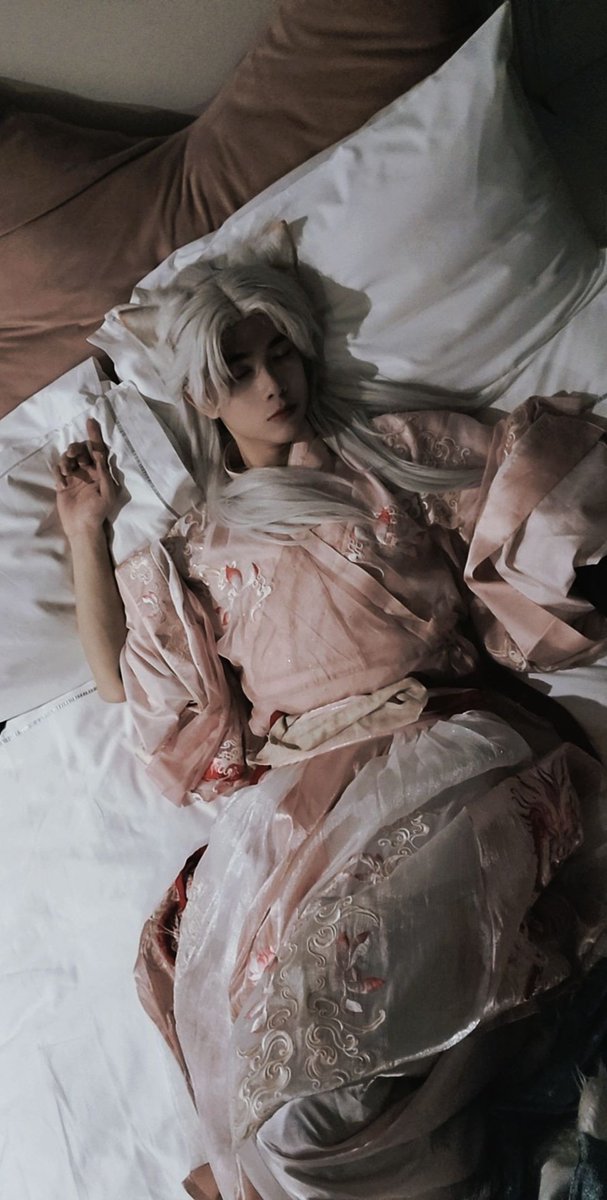 小狗想被好主人收养，小狗不想躲在阴暗的角落瑟瑟发抖，小狗想躲在主人的怀里，一边蹭主人，一边被摸头……
#汉服 #奶1