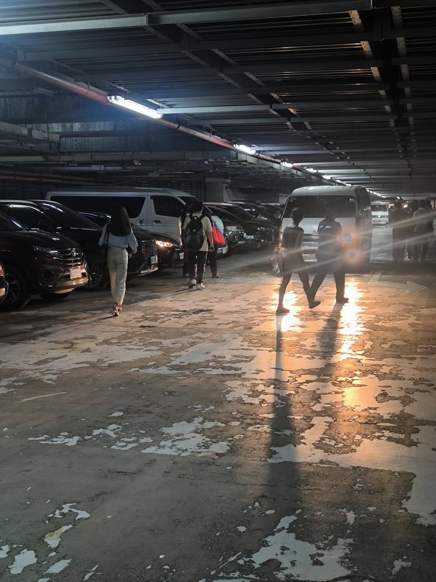 Perms0901's tweet photo. Good morning @DOTrPH  @officialLRT1 baka pede gawan ng solution tong LRT PITX ang mga tao nasa Parking area na nakapila, tapos prone sa Accident dahil daanan ng sasakyan. Araw araw na lang to kapag rush Hour baka pede buksan yung Northbound Entry station sa tapat ng PITX. https://t.co/IGUmmzXuVT