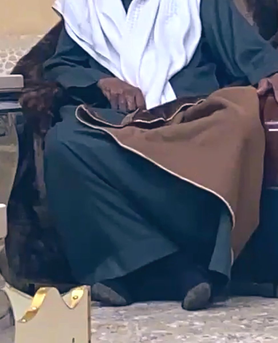 jso_1997's tweet photo. ماقدرت أرثيك يا دمث الجناب 
أكتب البيت اللي يوجع وشطبه 

والله لا معجم لغه ولا كتاب 
فقدك أكبر من رفوف المكتبه 

ما زهاك الا الدّعاء المستجاب 
اللي ترتاح الضماير بسببه 

وإن رثاك المزن من غرّ السحاب 
مامعي غير القصيد أرثيك به 

 #اليوم_العالمي_للاب https://t.co/5qxoCKvGra