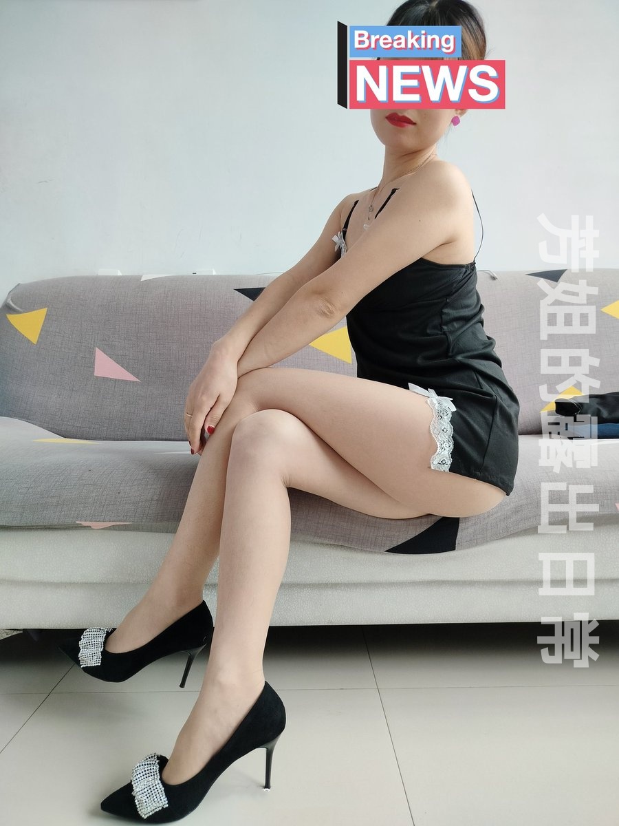 新睡衣好看吗？ 
芳姐哺乳过小孩的乳房已经有点干扁了，但你还想吃吃看吗？可能还能嘬出一点点乳汁