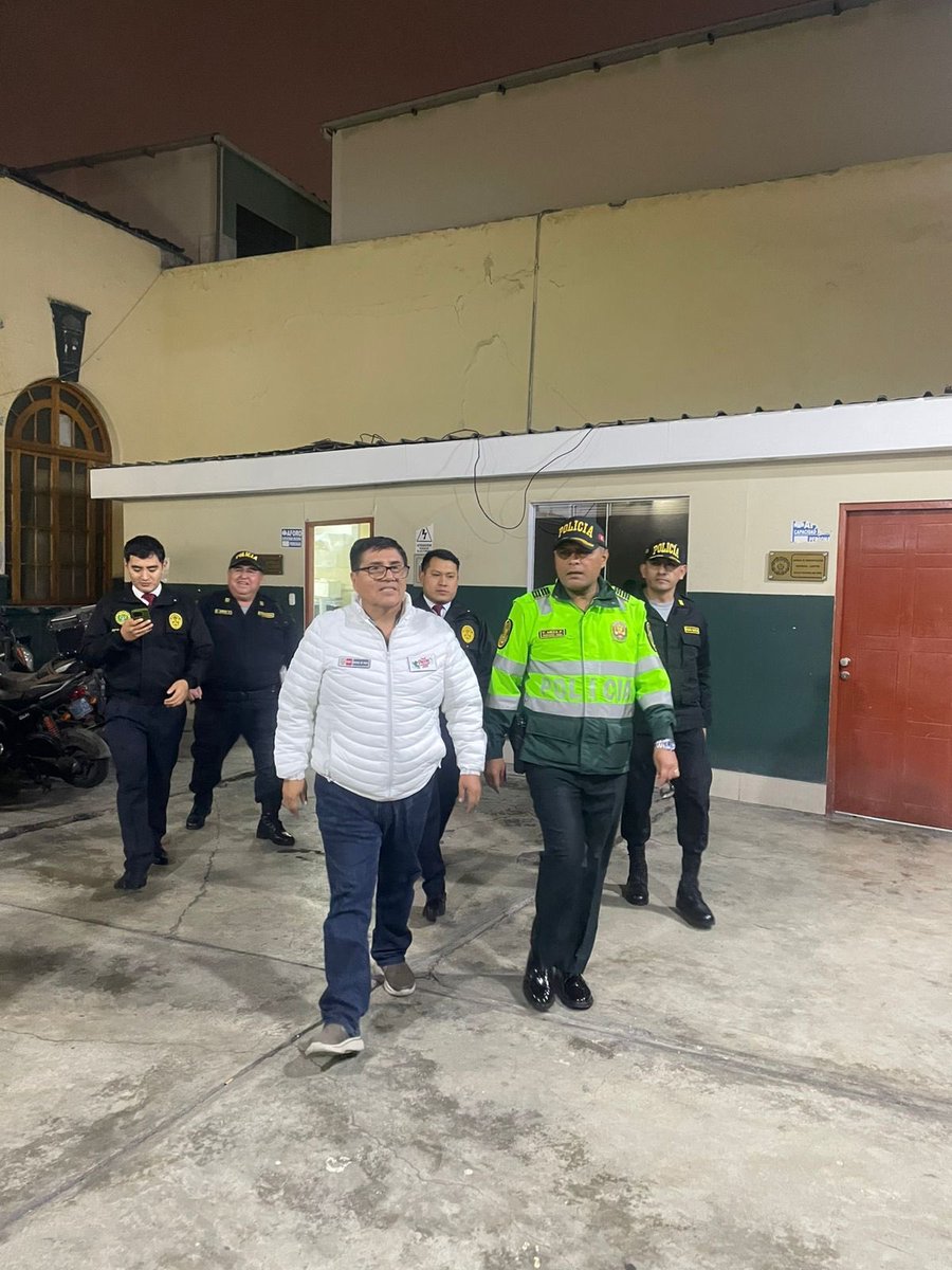 MininterPeru's tweet photo. Continuando con su recorrido, el titular del #Mininter llegó a la sede del #Depincri de Cercado de Lima y la comisaría de San Andrés para constatar el estado del personal y la infraestructura de dichas bases de la @PoliciaPeru. https://t.co/V0luqXY1AO