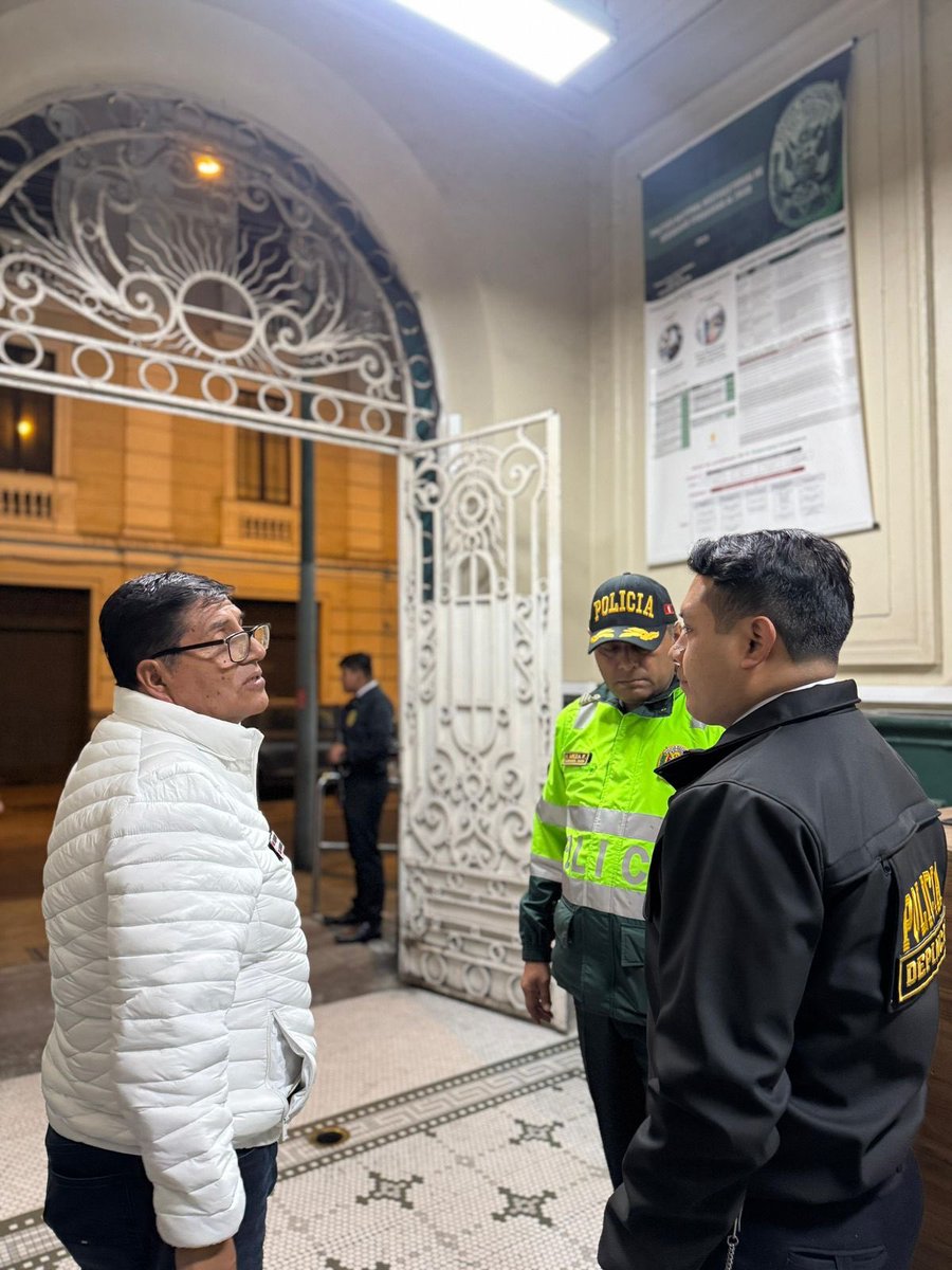 MininterPeru's tweet photo. Continuando con su recorrido, el titular del #Mininter llegó a la sede del #Depincri de Cercado de Lima y la comisaría de San Andrés para constatar el estado del personal y la infraestructura de dichas bases de la @PoliciaPeru. https://t.co/V0luqXY1AO