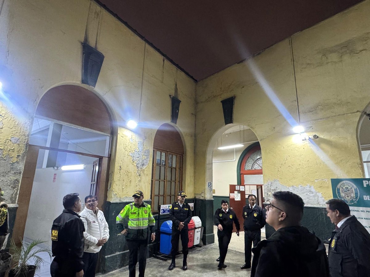 MininterPeru's tweet photo. Continuando con su recorrido, el titular del #Mininter llegó a la sede del #Depincri de Cercado de Lima y la comisaría de San Andrés para constatar el estado del personal y la infraestructura de dichas bases de la @PoliciaPeru. https://t.co/V0luqXY1AO