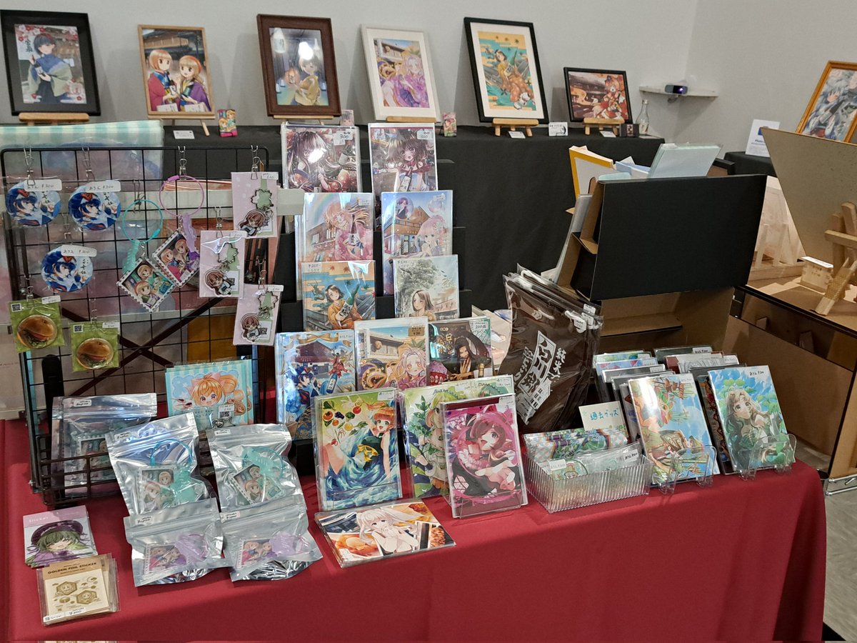 #岐阜の日本酒イラスト展 再びお休み前の月曜日です。グッズコーナーは土日のうちに充実してかなり賑やかになっています✨ドローイング付きグッズ含め直筆作品も増えました。遠方組の直筆狙いの方は今のうちに!😆
くじ景品には #アナログイラスト展 展示絵(非売品)複製画も入りました🎨🖌️ 
