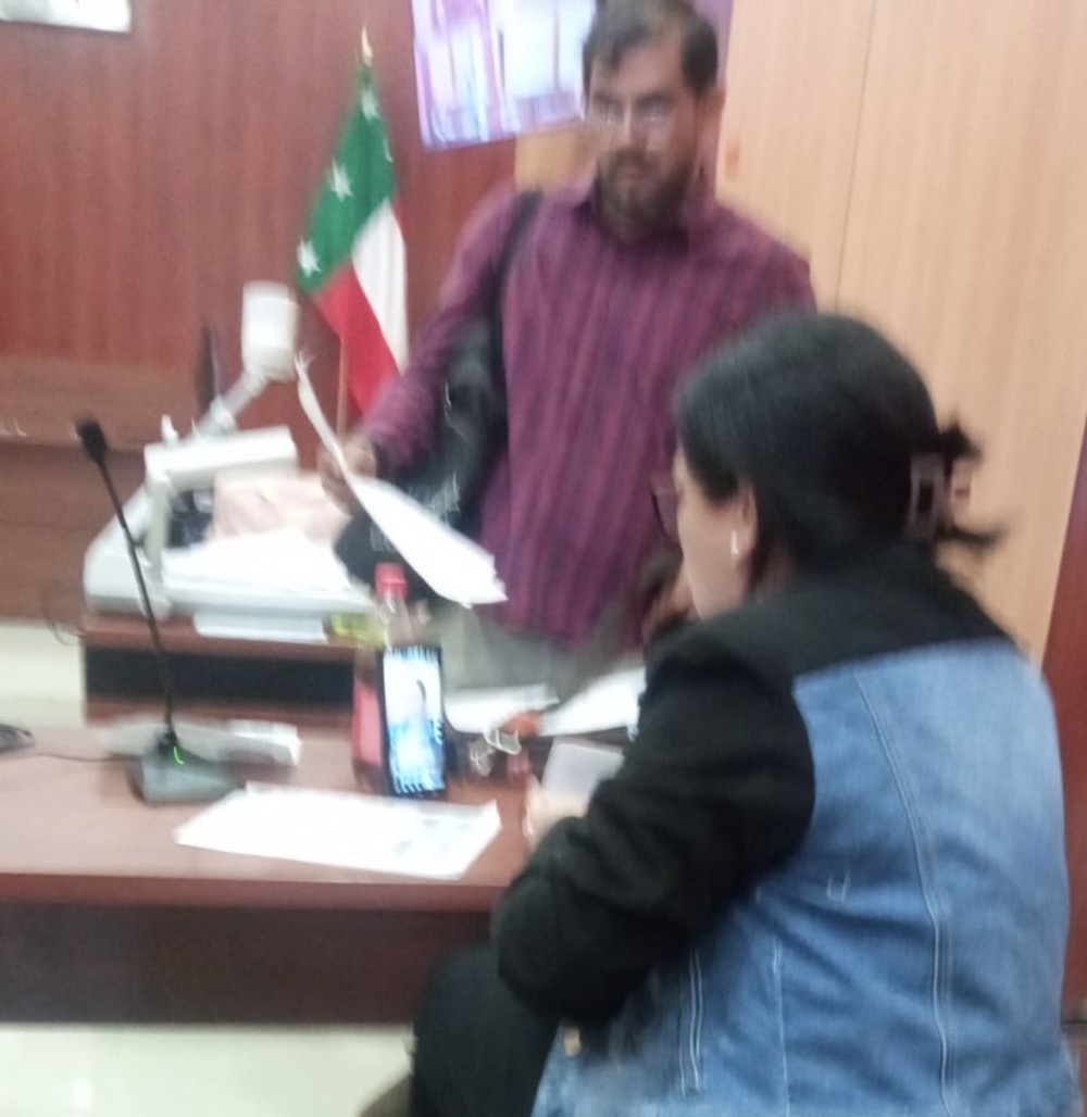 Mujer protesta dentro de una Sala de juicios hasta que aparezca su hija

Ericka lucha para recuperar a su hija, a quien no ve desde hace 11 meses. Su expareja no se presentó a la audiencia, supuestamente porque está enfermo hazruido.mx/principales/mu…