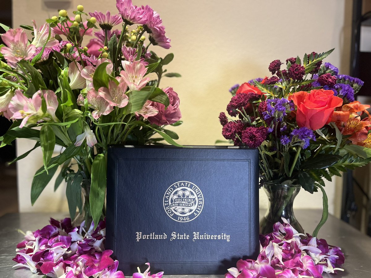 🎓