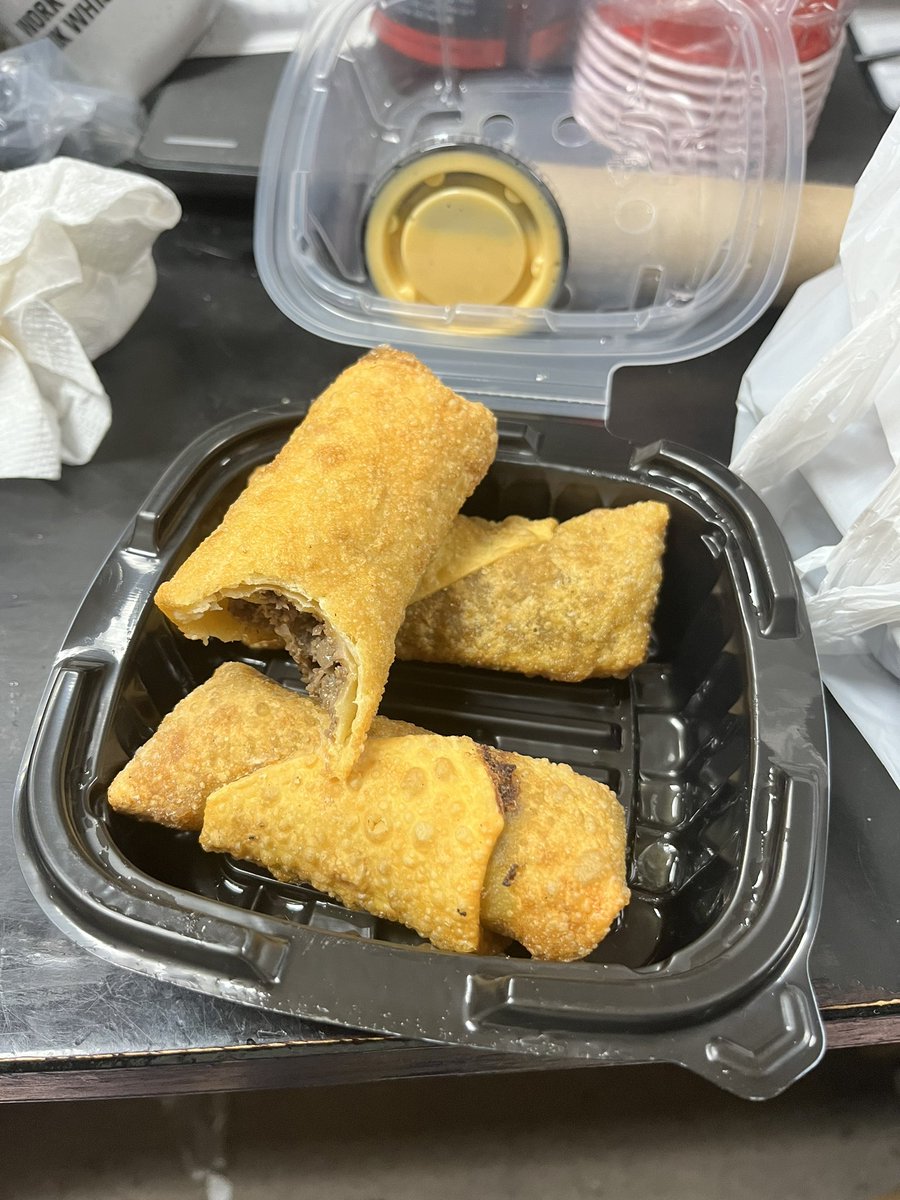 So disappointed in <a href="/UberEats/">Uber Eats</a> not giving us an option and #oakandstone not including ketchup or mustard. 
Fucking disappointment of a meal. 
3 egg rolls for $17? Trash
