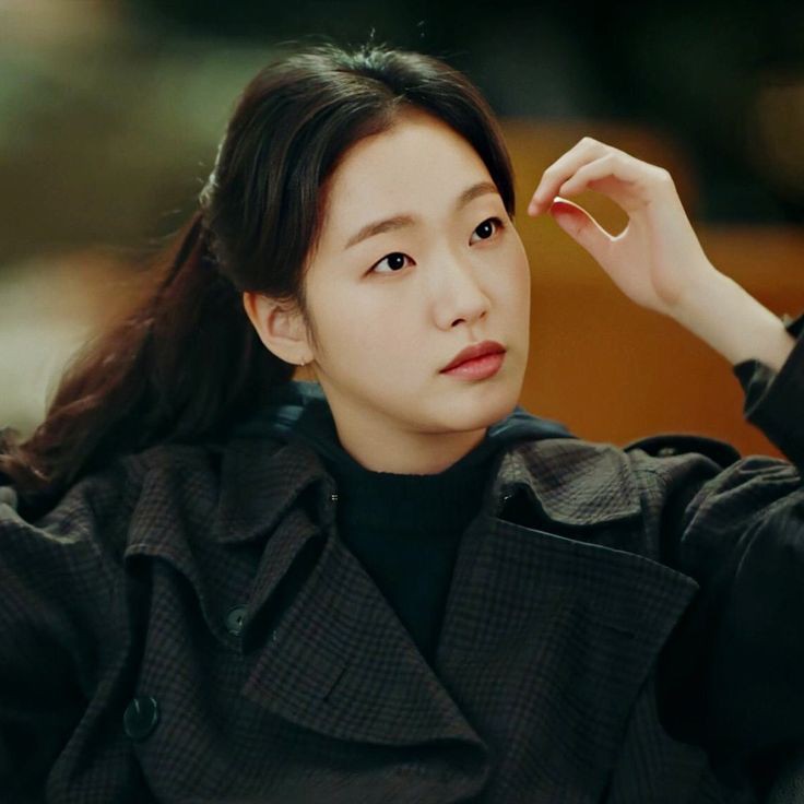 VytaChoi's tweet photo. Some people can't understand why she's tough and cold and treated Lee Gon that way in the earlier episodes.
But, isn't she &amp; her behaviour make sense in that situation, she's being rational, do her job as detective. https://t.co/NBv0PtidsI