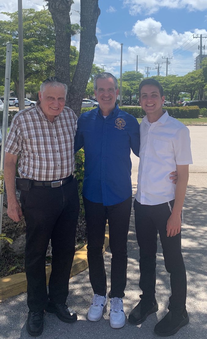 StevenMeiner's tweet image. Blessed to celebrate so many milestones today with my family and Dad who is the kindest most honest man I know. My son Matisyahu just turned 18 and what a meaningful way to spend Father’s Day watching him graduate from high school tonight. My wife and I are so proud of him and…