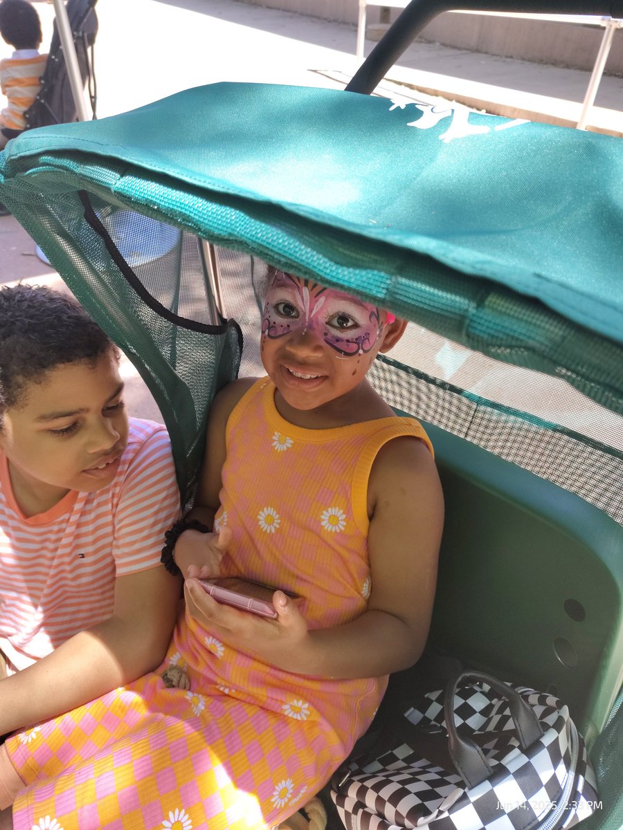 essentiallyrics's tweet image. My grandkids at the KC MO zoo